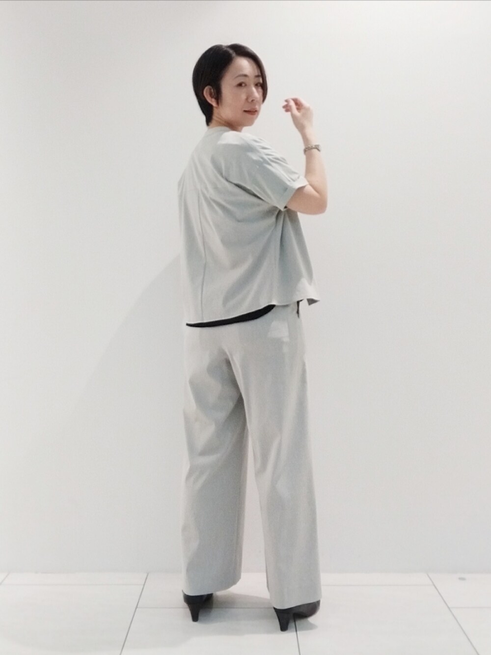 グレー系のシャツ/ブラウス、ブラック系のTシャツ/カットソー、グレー系のその他パンツを着用したレディースの夏コーディネートの5枚目の写真