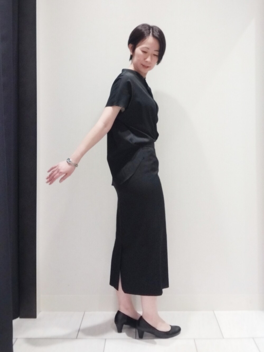 ブラック系のシャツ/ブラウス、ブラック系のスカート、その他のその他を着用したレディースの夏コーディネートの4枚目の写真