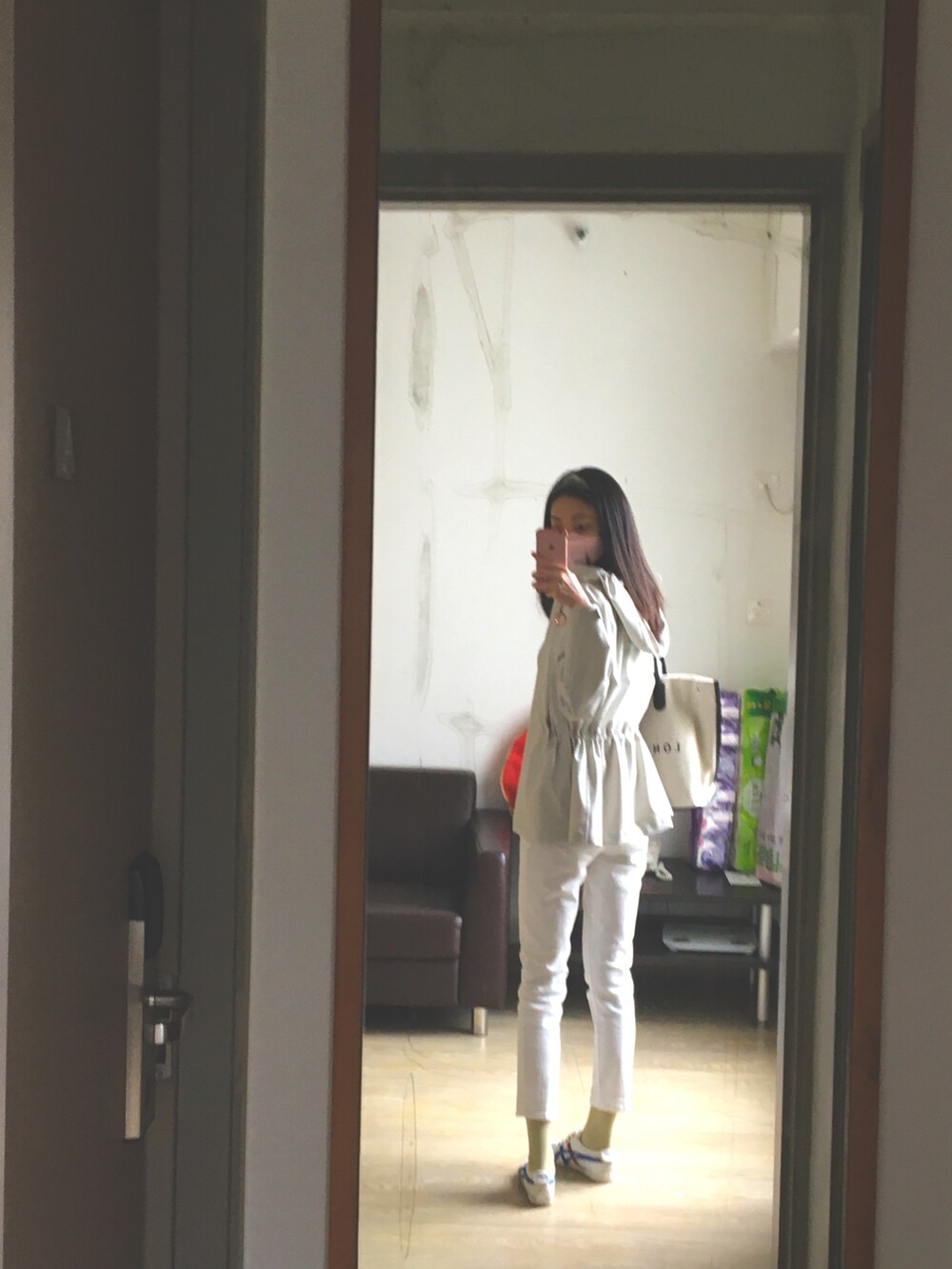 「girl、windy、school」｜「UNIQLOのアイテム（マウンテンパーカー、ホワイト系）」を使った、yukii5lansさん（レディース・166cm）の冬コーディネートの2枚目の写真
