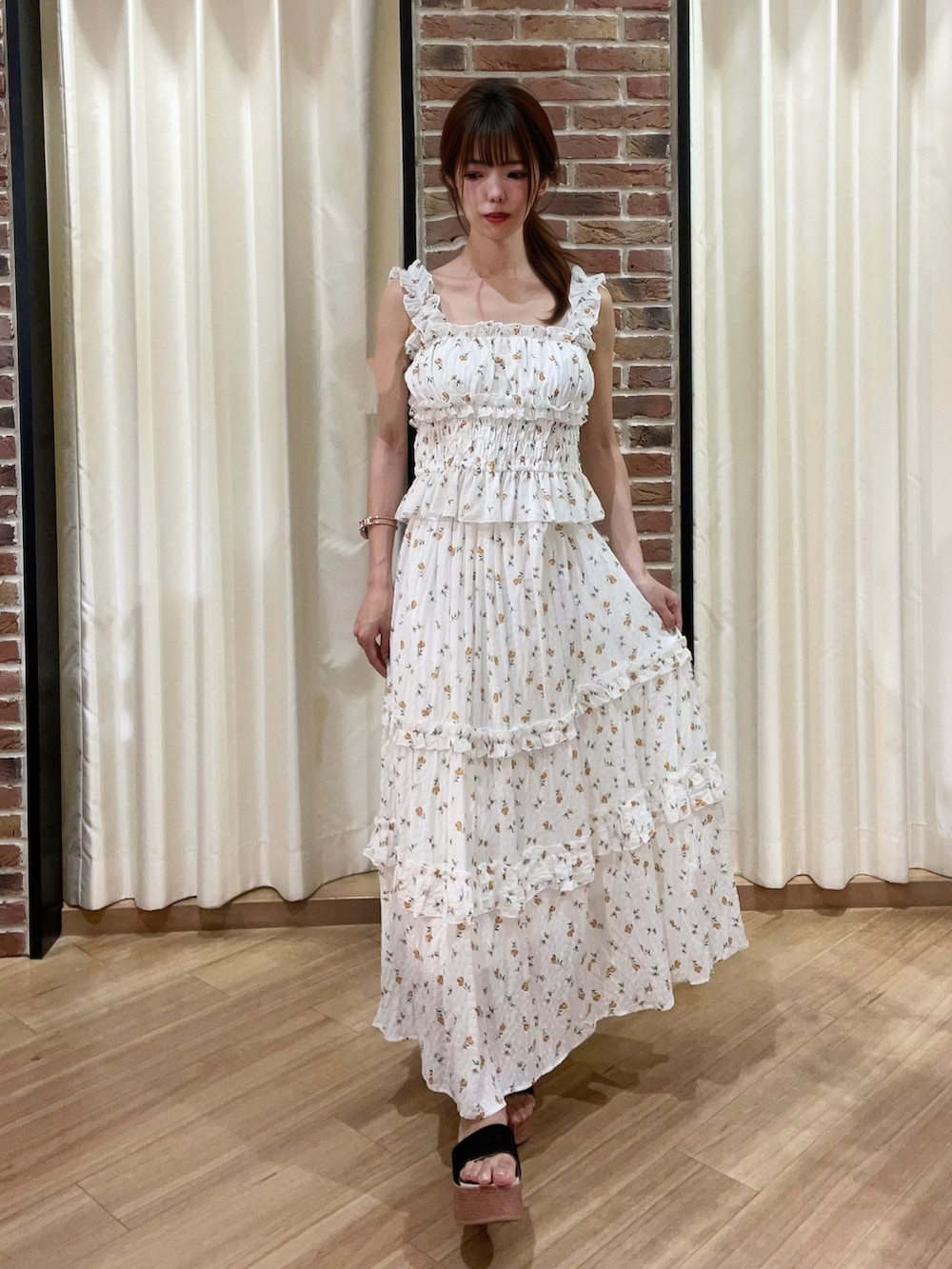 「夏ルックで気分アップ、ノースリーブ、お出かけコーデ、休日スタイル、夏コーデ、夏ファッション、プチプラ、大人かわいい、お洒落さんとつながりたい、大人コーデ、フリル」|「INGNIの花柄2Wayフリルノースリブラウス(セットアップ対応)(シャツ/ブラウス、ホワイト系)」を使った、ゆいさん(骨格ウェーブ・レディース・155cm)の夏コーディネートの2枚目の写真