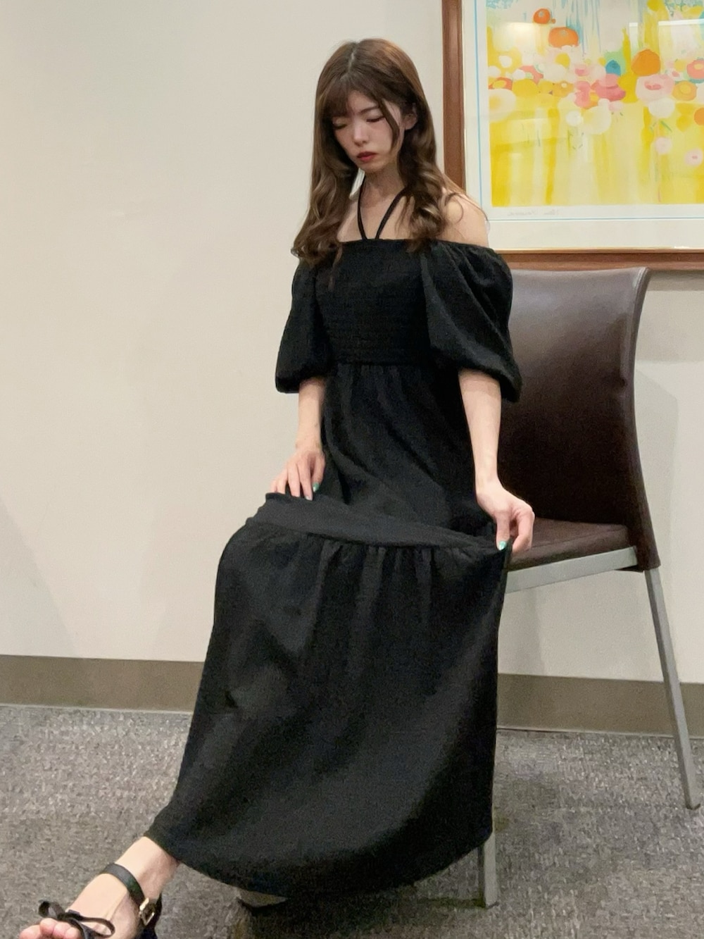 「ワンピース、ラクチンコーデ、オトナ女子、夏、黒、骨格ウェーブ、低身長コーデ」｜「INGNIのマルチWayオフショルバルーンスリーブワンピース（ワンピース、ブラック系）」を使った、ゆいさん（骨格ウェーブ・レディース・155cm）の春コーディネートの2枚目の写真