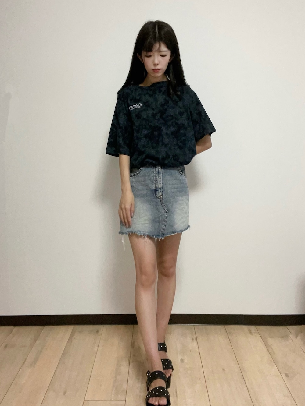 「ロゴT、ムラ染め、チュニック、カジュアル、カジュアルコーデ、刺繍、休日スタイル、ラクチンコーデ、ブラック、プチプラコーデ、おしゃれさんと繋がりたい、デニム」｜「INGNIのムラ染めバック刺繍ロゴチュニックTシャツ（Tシャツ/カットソー、ブラック系）」を使った、ゆいさん（骨格ウェーブ・レディース・155cm）の秋コーディネートの2枚目の写真