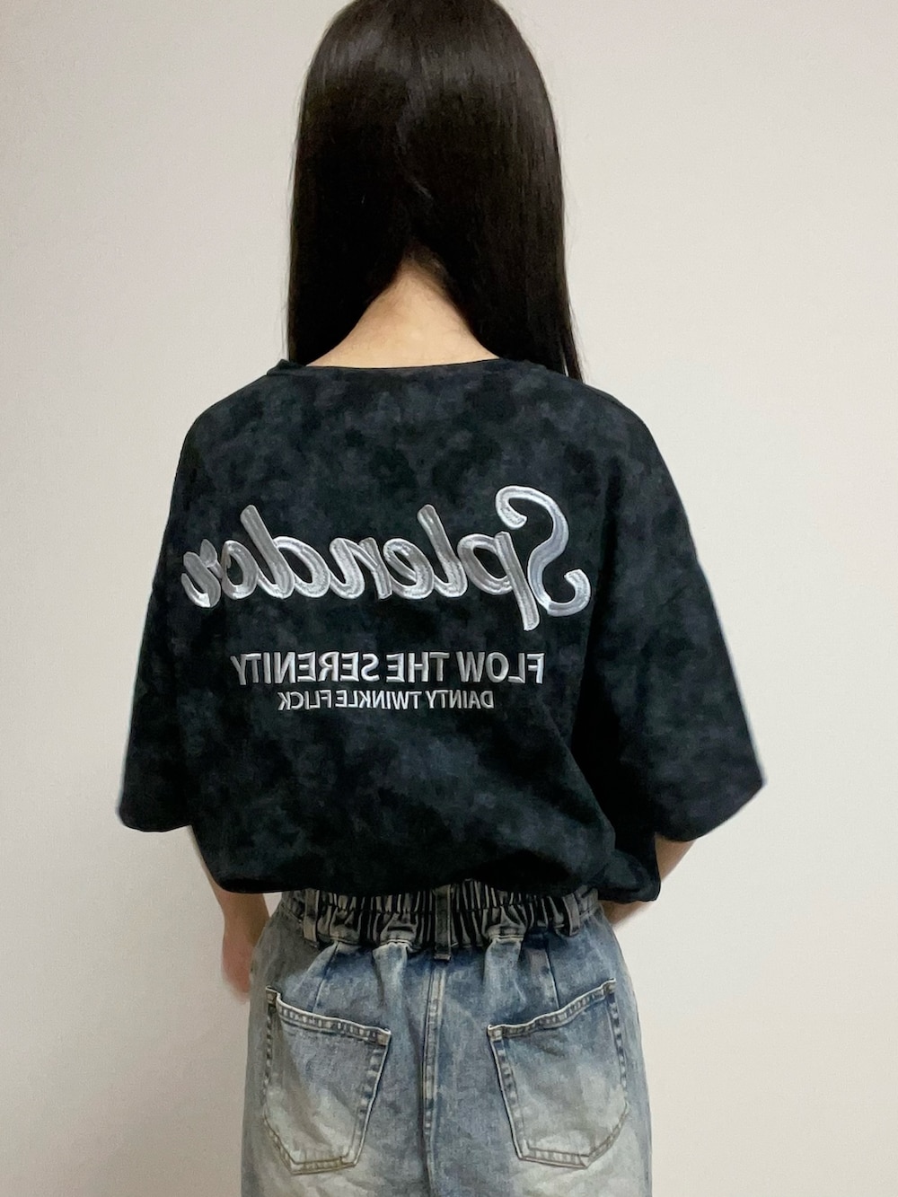 「ロゴT、ムラ染め、チュニック、カジュアル、カジュアルコーデ、刺繍、休日スタイル、ラクチンコーデ、ブラック、プチプラコーデ、おしゃれさんと繋がりたい、デニム」｜「INGNIのムラ染めバック刺繍ロゴチュニックTシャツ（Tシャツ/カットソー、ブラック系）」を使った、ゆいさん（骨格ウェーブ・レディース・155cm）の秋コーディネートの3枚目の写真