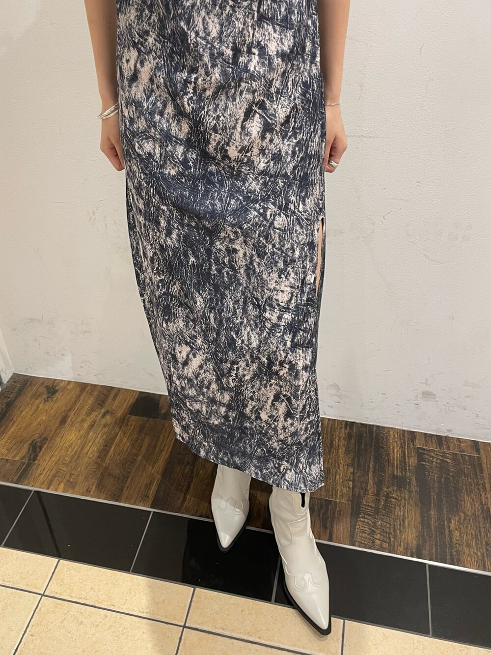 ブラック系のTシャツ/カットソー、その他のワンピース、ホワイト系のブーツを着用したレディースの夏コーディネートの5枚目の写真