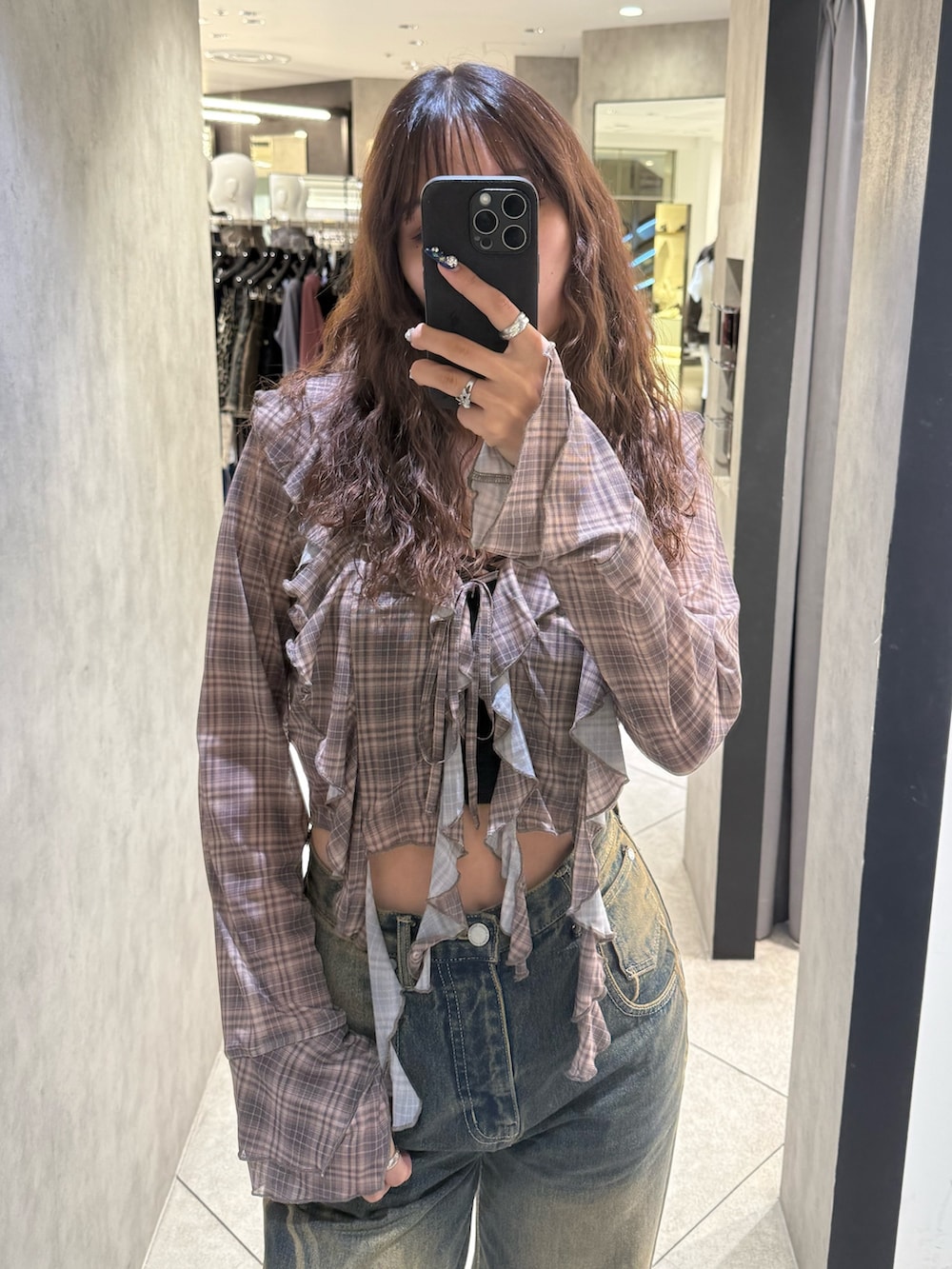 ベージュ系のシャツ/ブラウス、ブラック系のキャミソール、ブルー系のデニムパンツを着用したレディースの秋コーディネートの4枚目の写真