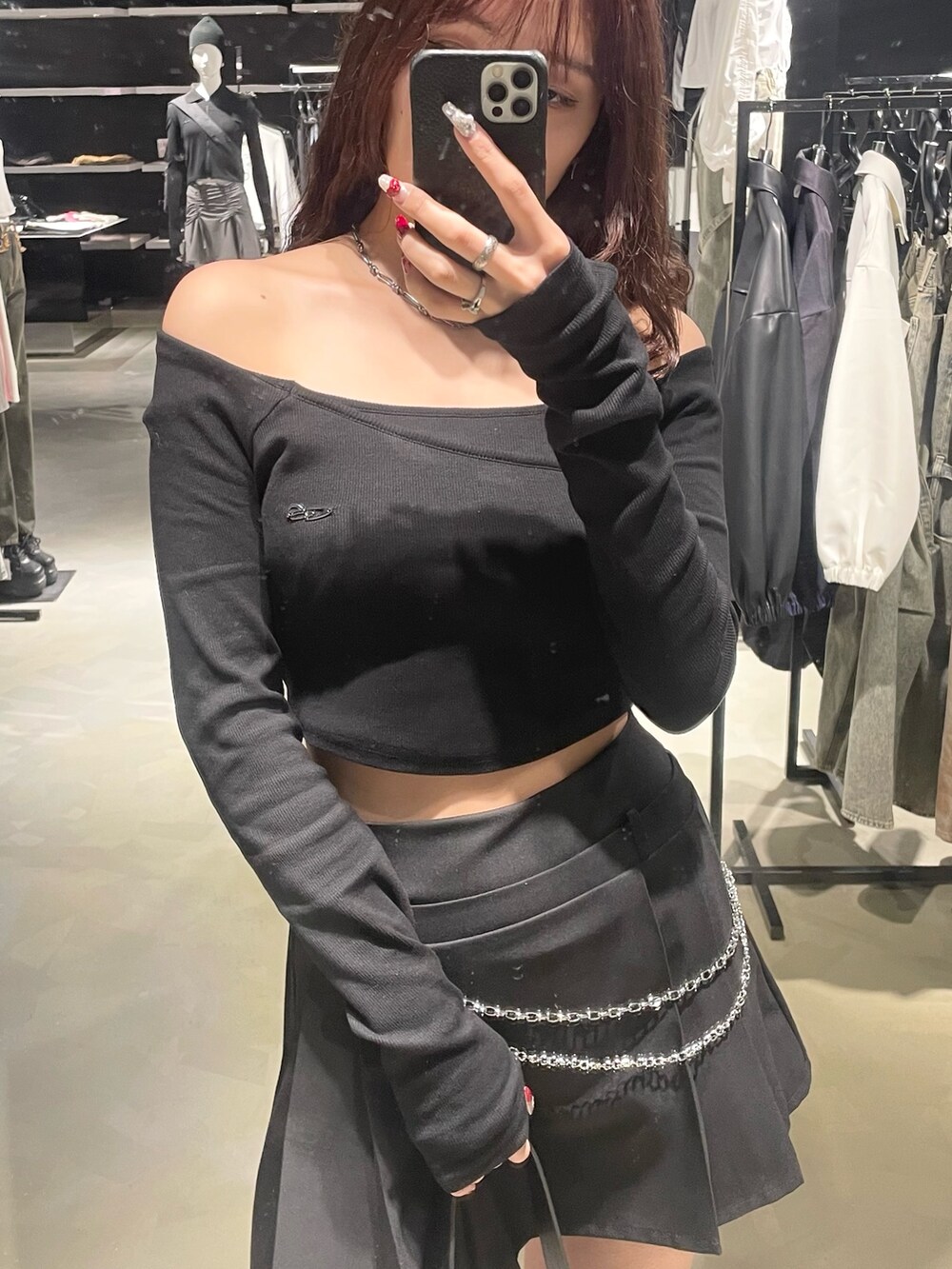 ブラック系のTシャツ/カットソー、ブルー系のデニムパンツ、ブラック系のブーツを着用したレディースの春コーディネートの4枚目の写真