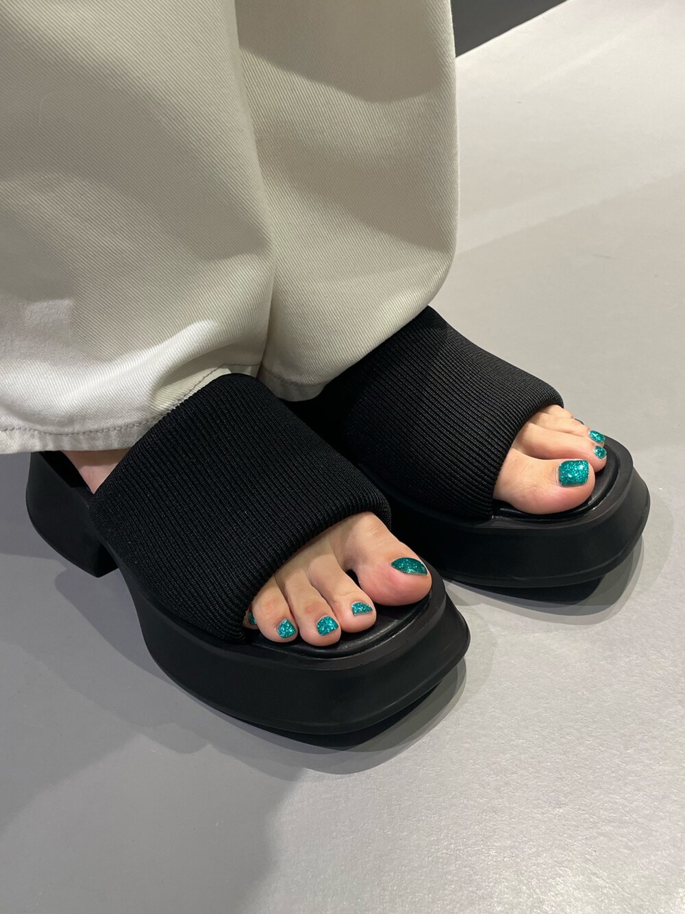 ブラック系のTシャツ/カットソー、ホワイト系のタンクトップ、ホワイト系のその他パンツを着用したレディースの夏コーディネートの10枚目の写真