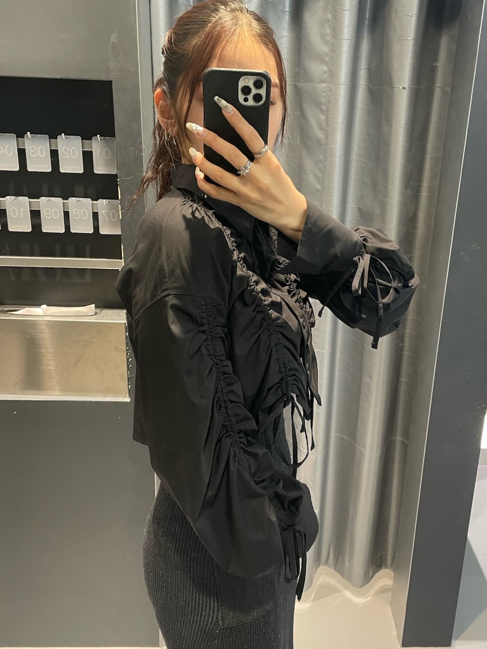 「EMODA、ブラックコーデ、ブラック、高身長コーデ、骨格ストレート、着回しコーデ、ワンピース、ワンピーススタイル、シャツコーデ、シャツスタイル、春コーデ、厚底ブーツ、ミドルブーツ、高身長女子、モードカジュアル」｜「EMODAのストリングリボンショートシャツ（シャツ/ブラウス、ブラック系）」を使った、菅谷レイナさん（レディース・168cm）の春コーディネートの5枚目の写真
