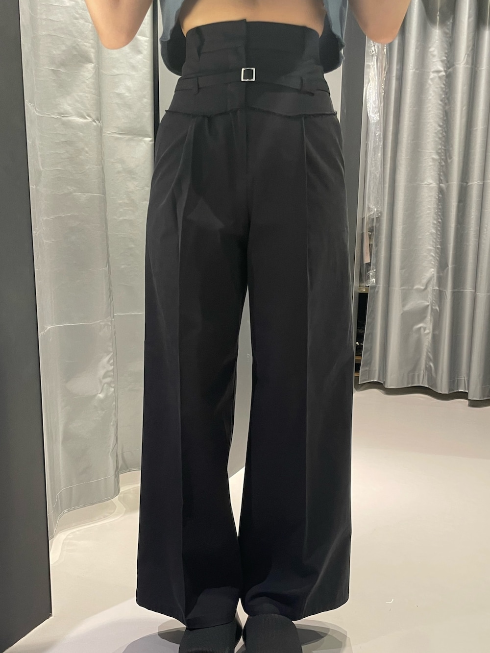 ブルー系のTシャツ/カットソー、ブラック系のその他パンツ、ブラック系のサンダルを着用したレディースの夏コーディネートの7枚目の写真