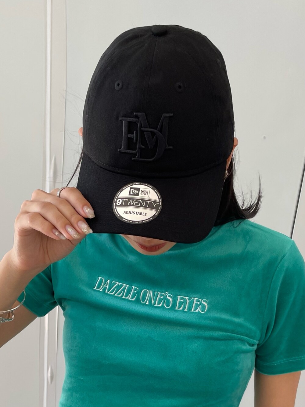 グリーン系のTシャツ/カットソー、ブラック系のその他パンツ、ブラック系のサンダルを着用したレディースの夏コーディネートの8枚目の写真