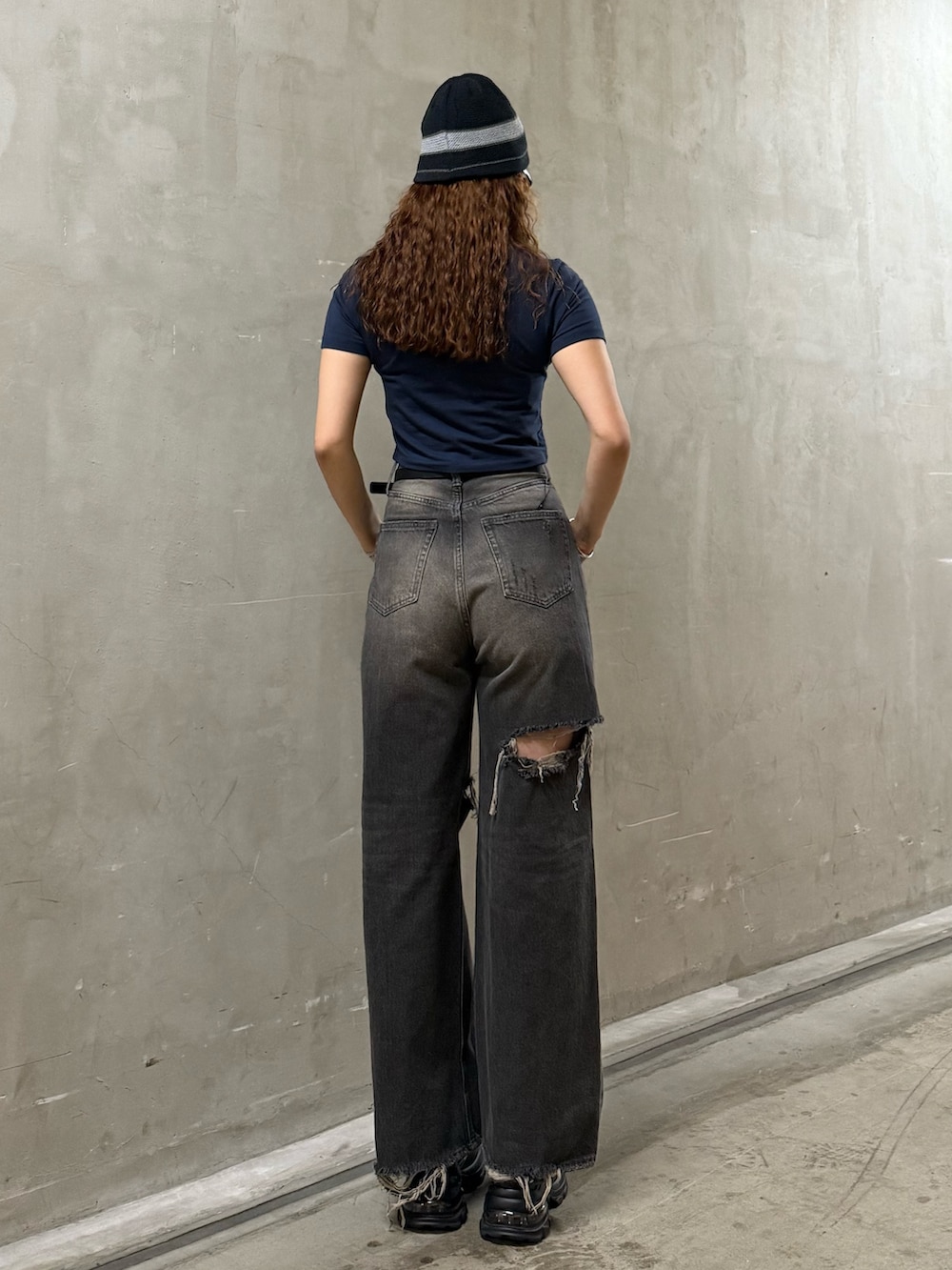 ブルー系のTシャツ/カットソー、ブラック系のデニムパンツ、ブラック系のサンダルを着用したレディースの夏コーディネートの3枚目の写真