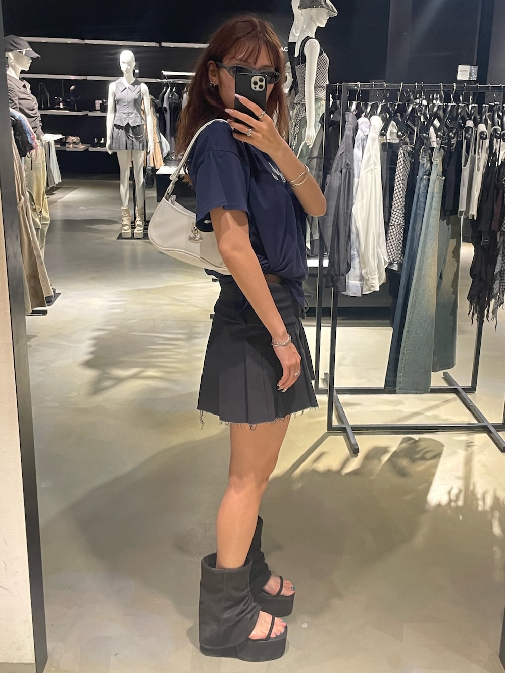 ブルー系のTシャツ/カットソー、グレー系のスカート、ブラック系のサンダルを着用したレディースの春コーディネートの2枚目の写真