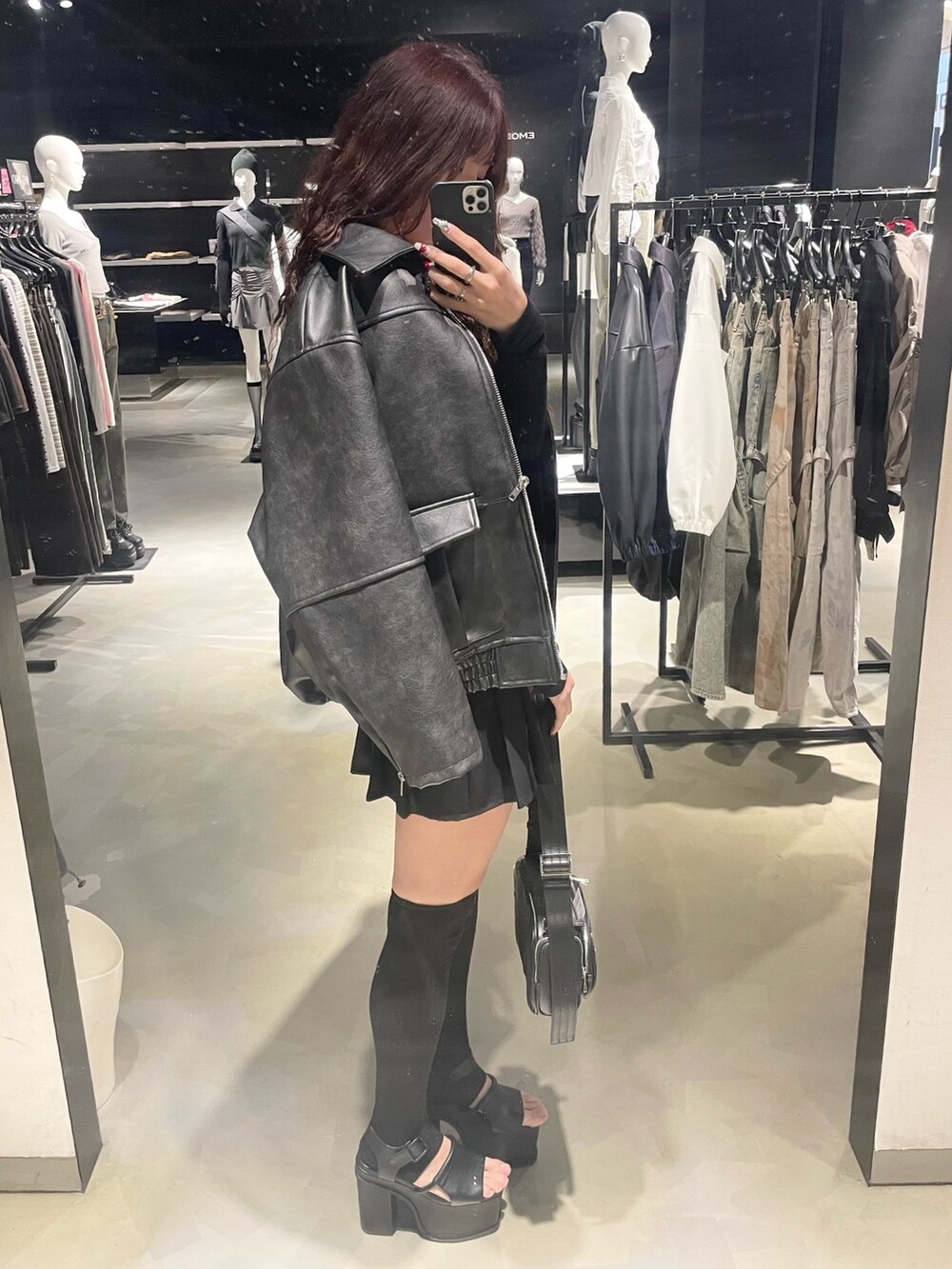 ブラック系のTシャツ/カットソー、ブラック系のブルゾン、ブラック系のショルダーバッグを着用したレディースの春コーディネートの2枚目の写真