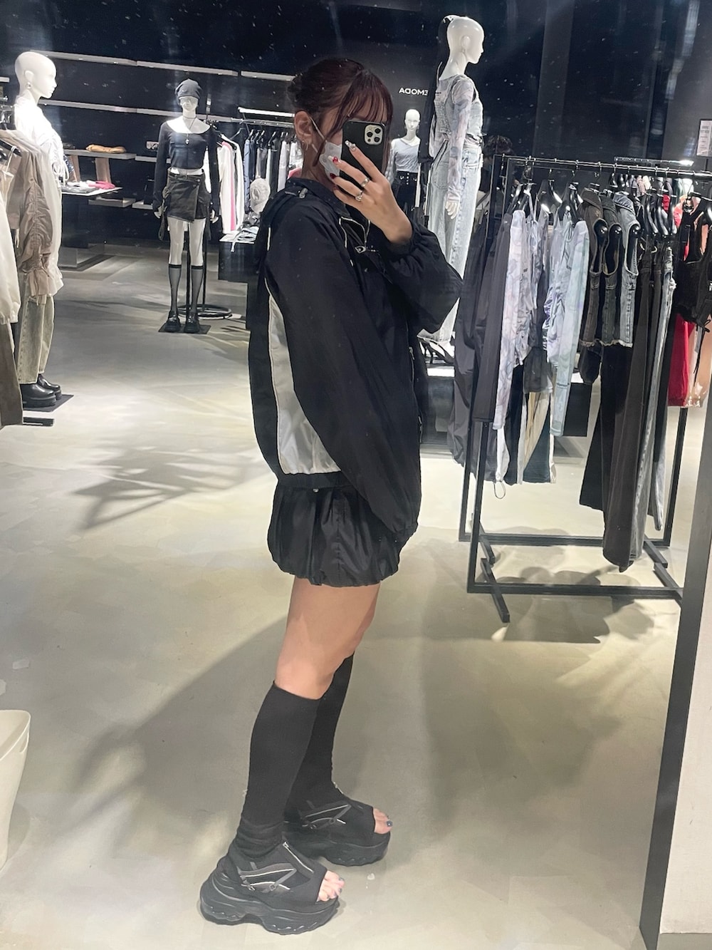 「EMODA、モノトーン、モノトーンコーデ、ブラックコーデ、高身長女子、高身長コーデ、骨格ストレート、春コーデ、キャミソール、ナイロンジャケット、バルーンスカート、ミニスカート、ニーハイソックス、スニーカーサンダル、厚底シューズ」｜「EMODAのフックモチーフネックレス（ネックレス、シルバー系）」を使った、菅谷レイナさん（レディース・168cm）の春コーディネートの2枚目の写真