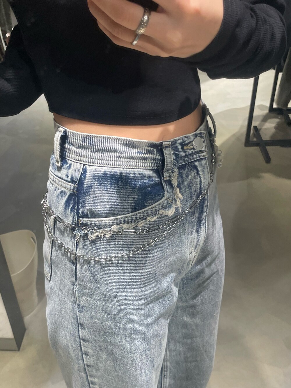 ブラック系のTシャツ/カットソー、ブルー系のデニムパンツ、ブラック系のブーツを着用したレディースの春コーディネートの8枚目の写真