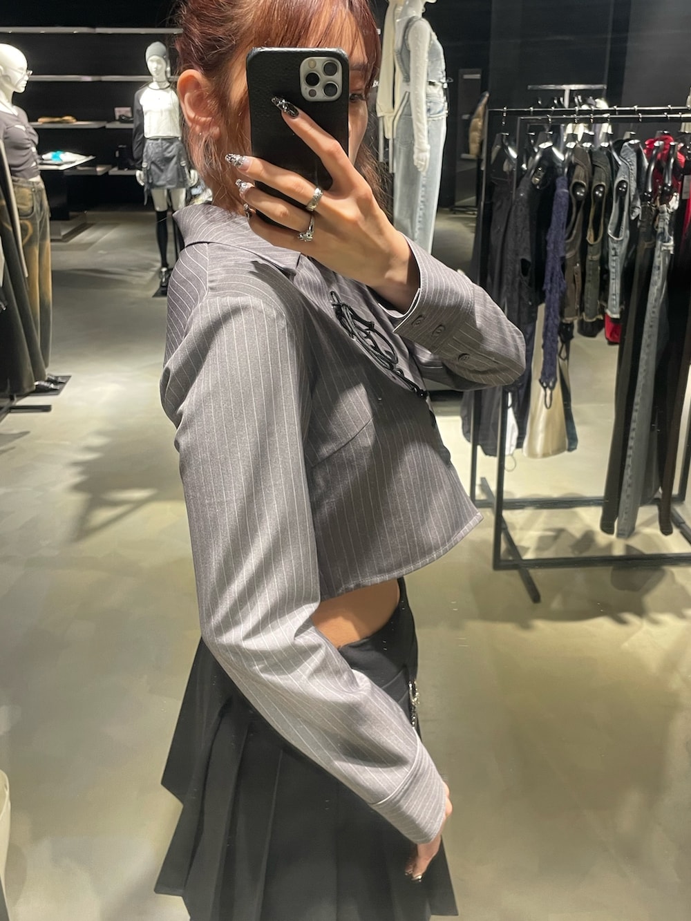 グレー系のシャツ/ブラウス、ブラック系のスカート、ブラック系のサンダルを着用したレディースの春コーディネートの5枚目の写真