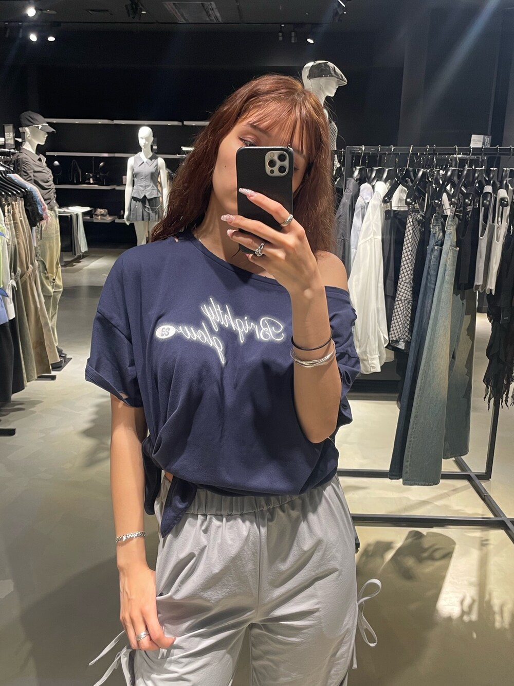「EMODA、カジュアルコーデ、カジュアル、Tシャツコーデ、Tシャツ、夏コーデ、ラクチンコーデ、高身長女子、高身長コーデ、骨格ストレート、ナイロンパンツ、厚底サンダル、サンダルコーデ、サンダル、シンプルコーデ」｜「EMODAのハートビーズネックレス（ネックレス、シルバー系）」を使った、菅谷レイナさん（骨格ストレート・レディース・168cm）の春コーディネートの4枚目の写真