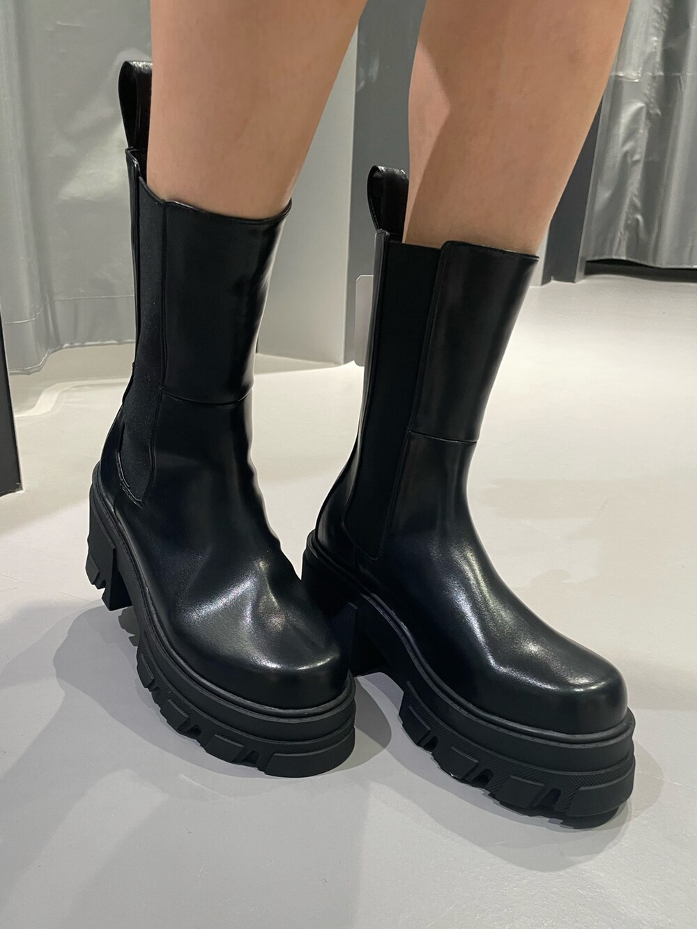 ブルー系のデニムジャケット、ホワイト系のTシャツ/カットソー、ブルー系のデニムパンツを着用したレディースの秋コーディネートの9枚目の写真