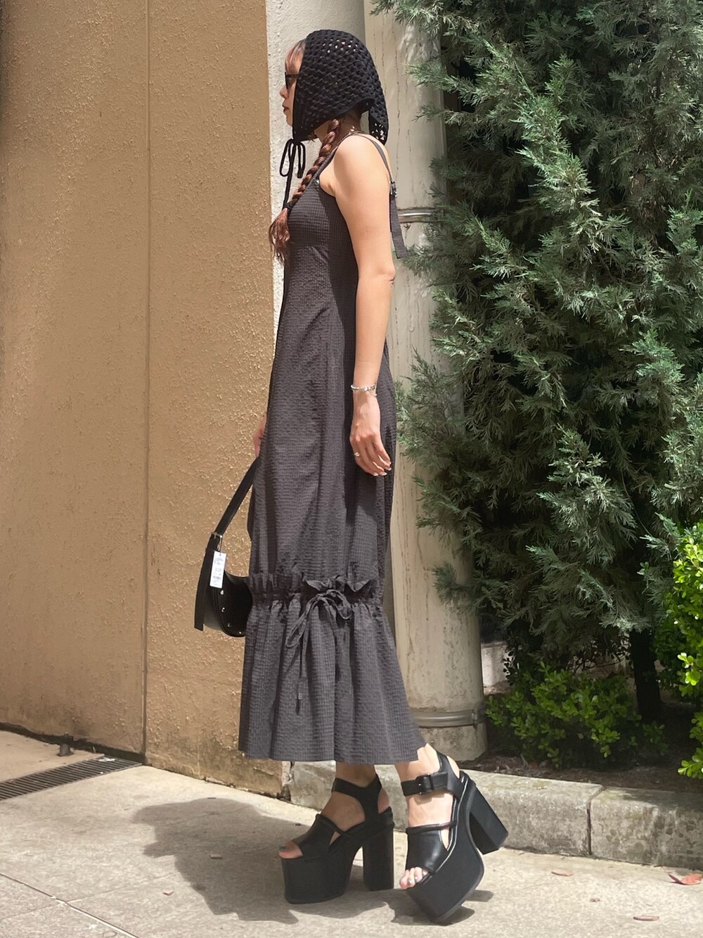 ブラック系のTシャツ/カットソー、グレー系のワンピース、ブラック系のハンドバッグを着用したレディースの春コーディネートの2枚目の写真