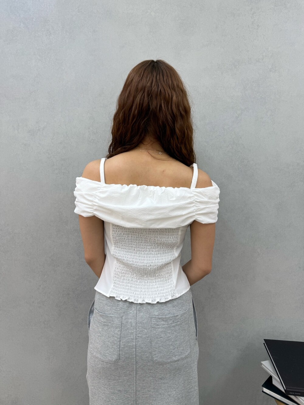 ホワイト系のTシャツ/カットソー、グレー系のスカート、ブラック系のサンダルを着用したレディースの夏コーディネートの6枚目の写真