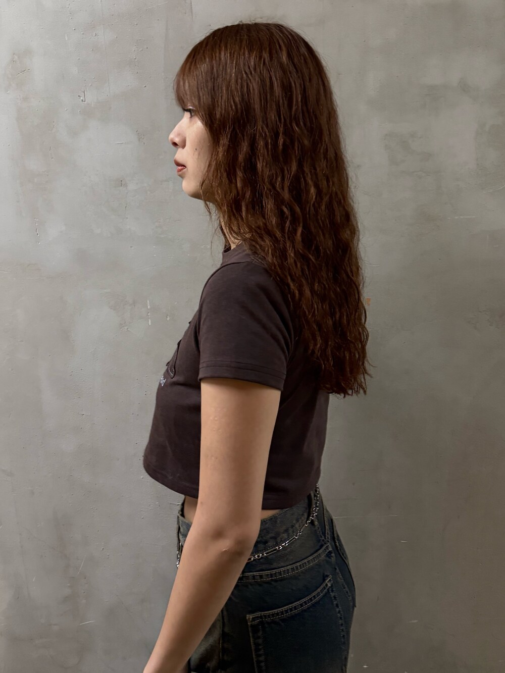 ブラウン系のTシャツ/カットソー、ブルー系のデニムパンツ、ブラウン系のサンダルを着用したレディースの夏コーディネートの5枚目の写真