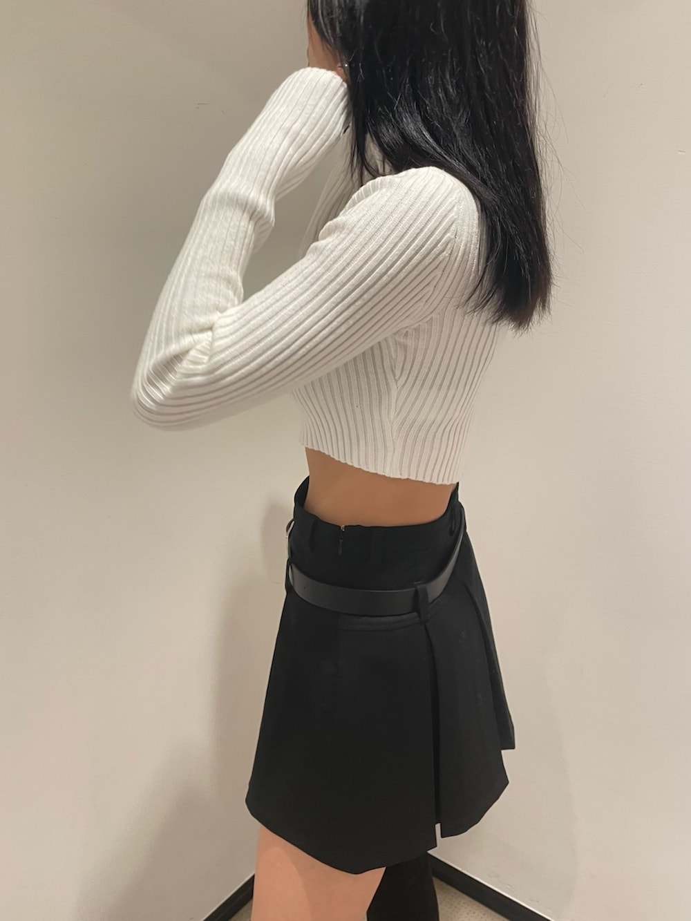 ホワイト系のニット/セーター、ホワイト系のピーコート、ブラック系のスカートを着用したレディースの冬コーディネートの8枚目の写真