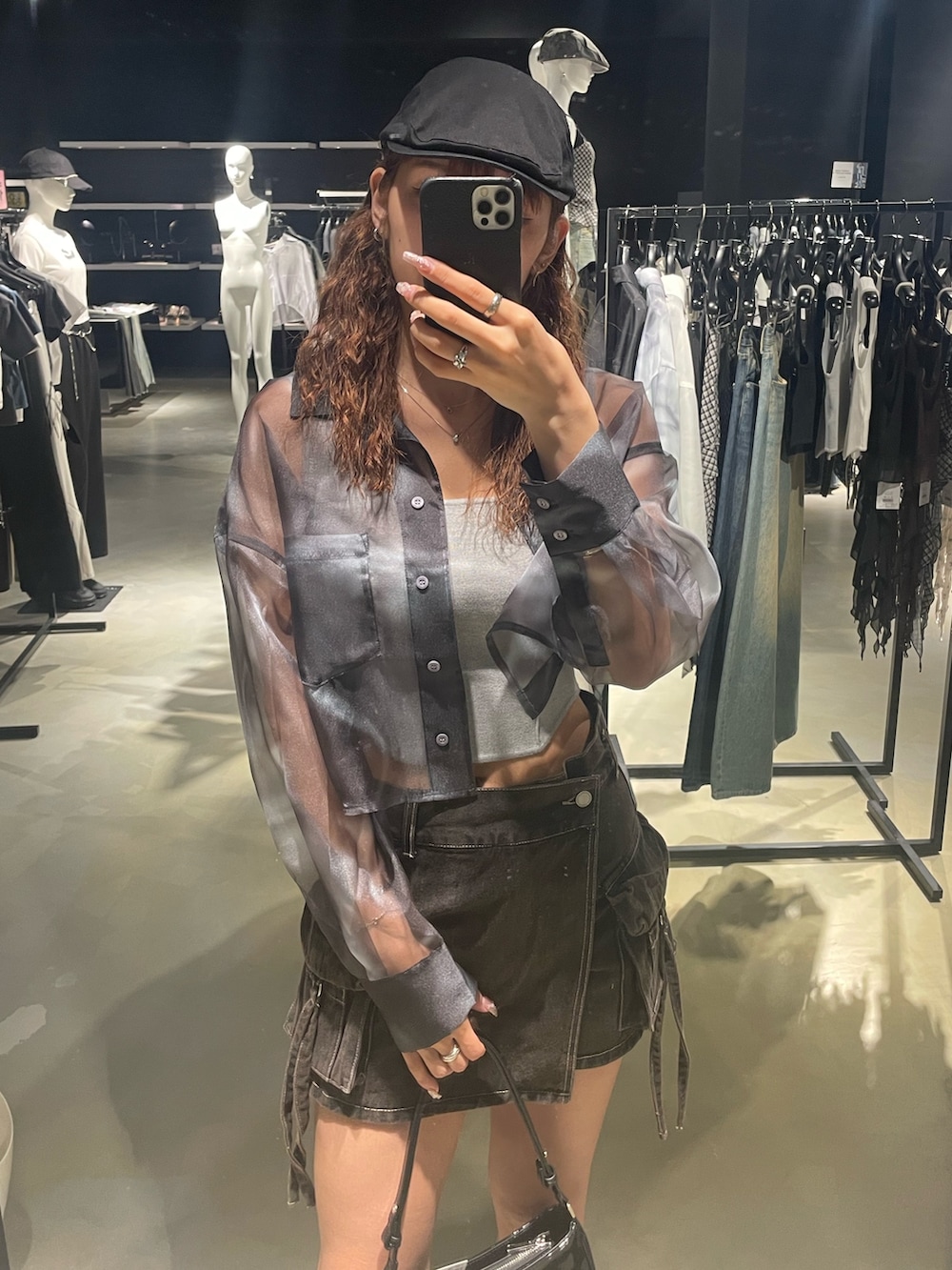 グレー系のニット/セーター、ブルー系のシャツ/ブラウス、ブラック系のその他パンツを着用したレディースの夏コーディネートの4枚目の写真