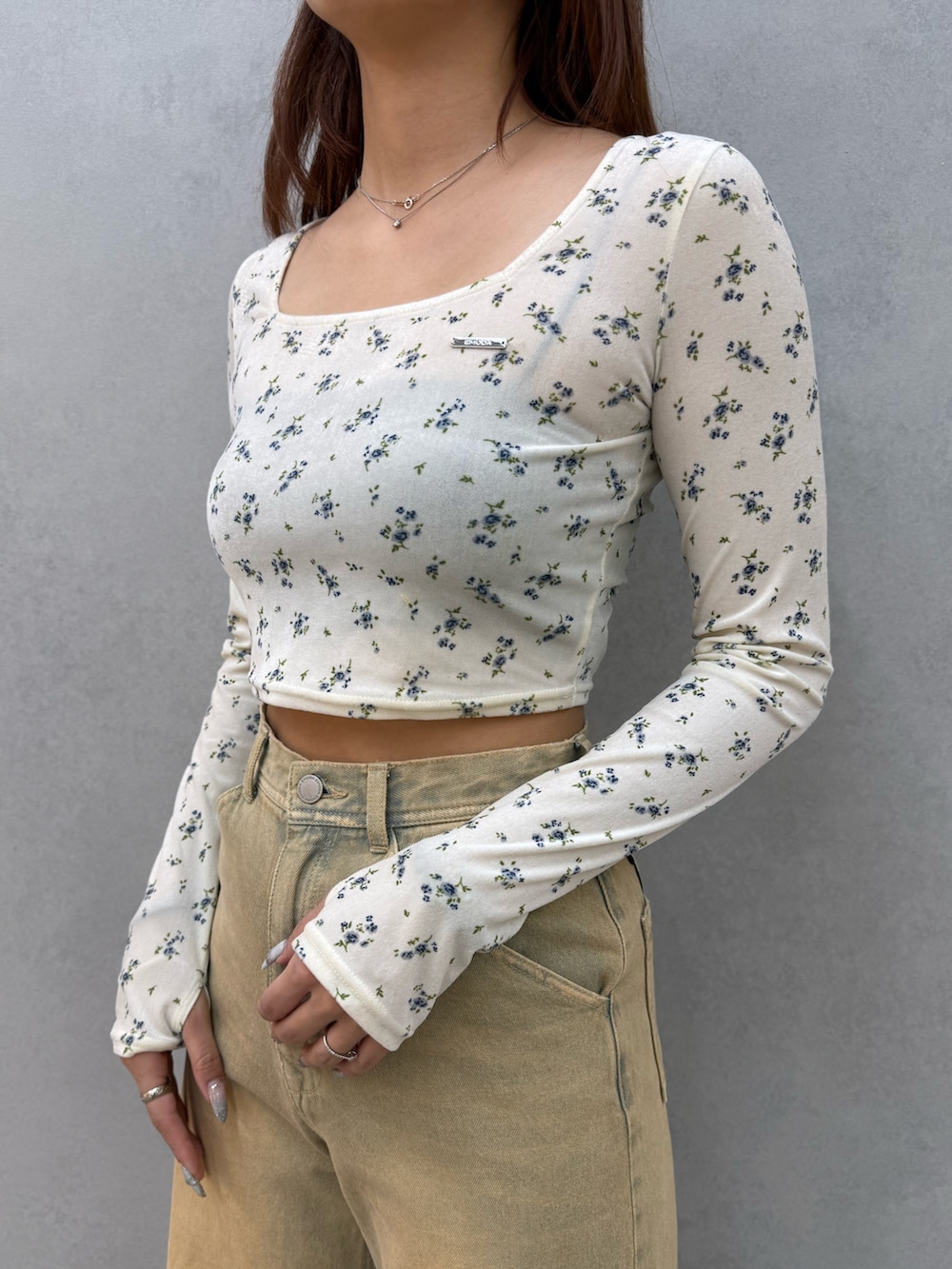 ベージュ系のデニムジャケット、ホワイト系のTシャツ/カットソー、ベージュ系のデニムパンツを着用したレディースの冬コーディネートの5枚目の写真