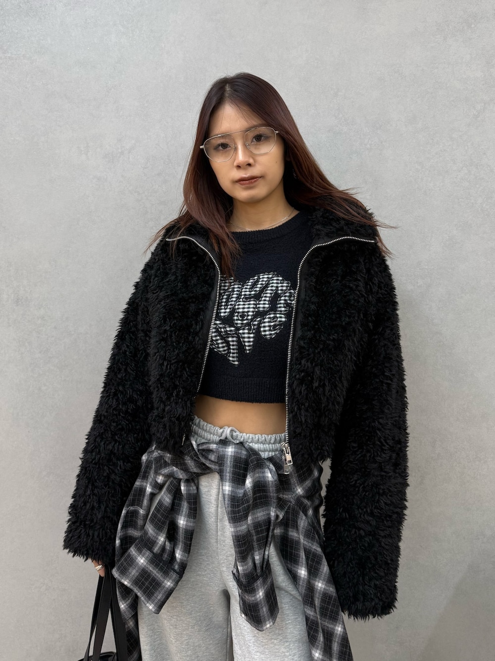 ブラック系のニット/セーター、ブラック系のブルゾン、ブラック系のシャツ/ブラウスを着用したレディースの冬コーディネートの4枚目の写真