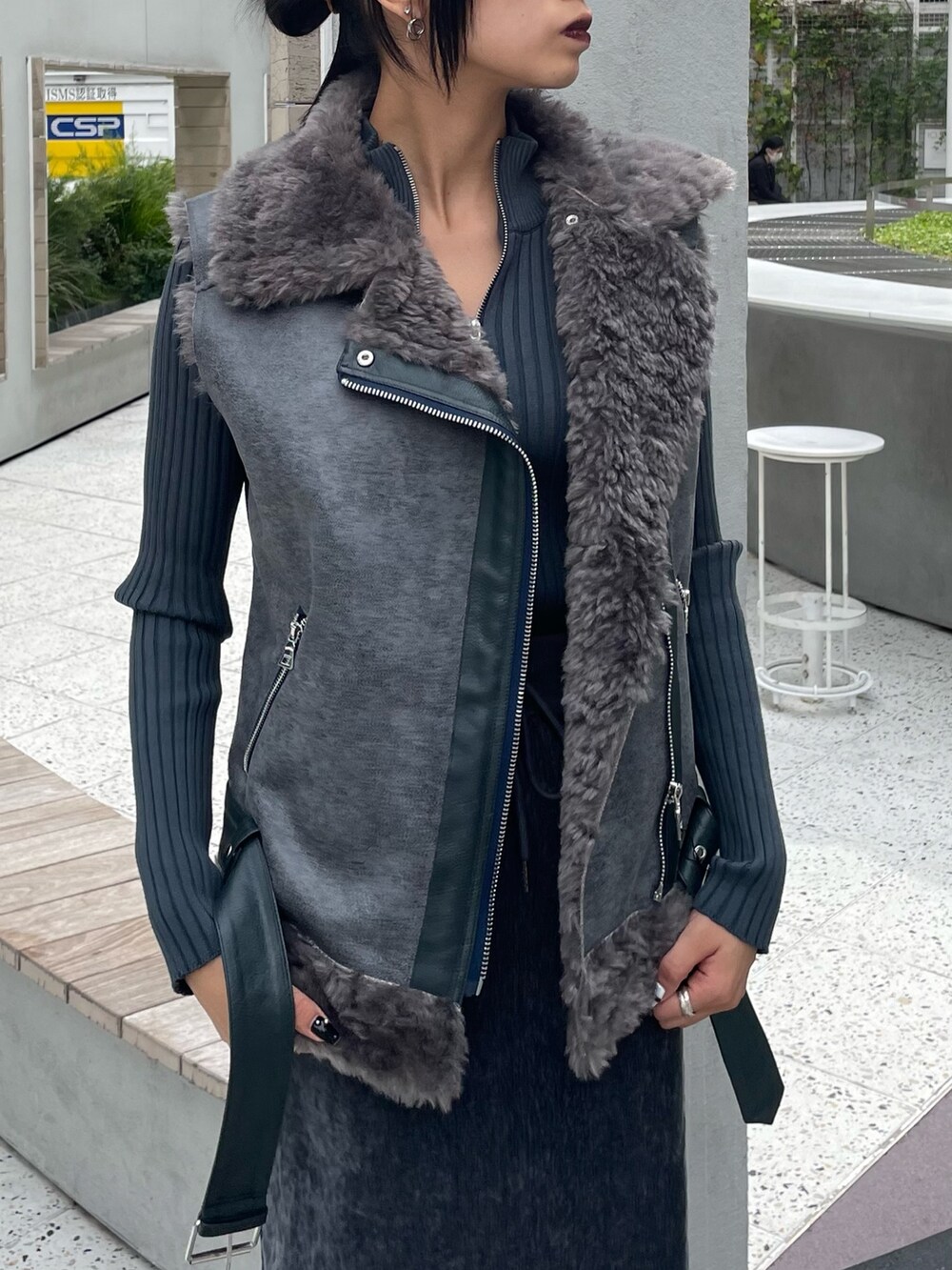 グレー系のベスト、その他のニット/セーター、グレー系のスカートを着用したレディースの秋コーディネートの4枚目の写真