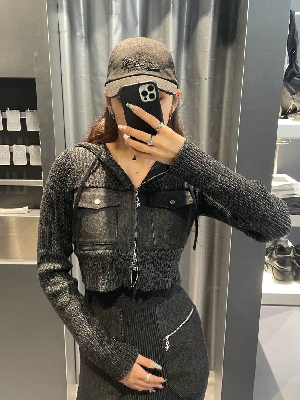 ブラック系のニット/セーター、ブラック系のワンピース、ブラック系のブーツを着用したレディースの冬コーディネートの4枚目の写真