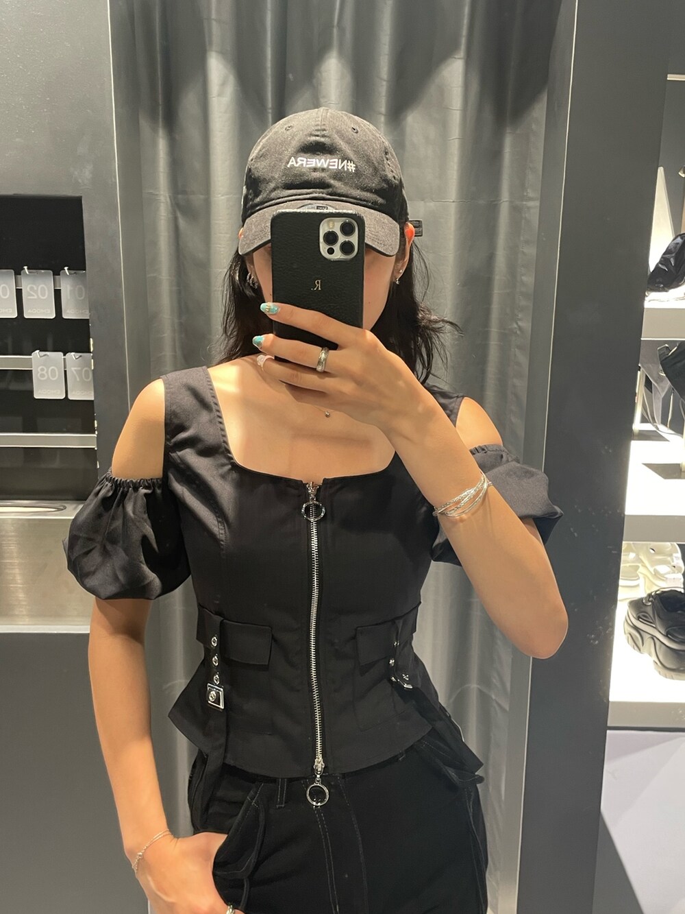 ブラック系のTシャツ/カットソー、グレー系のスカート、ブラック系のサンダルを着用したレディースの夏コーディネートの4枚目の写真