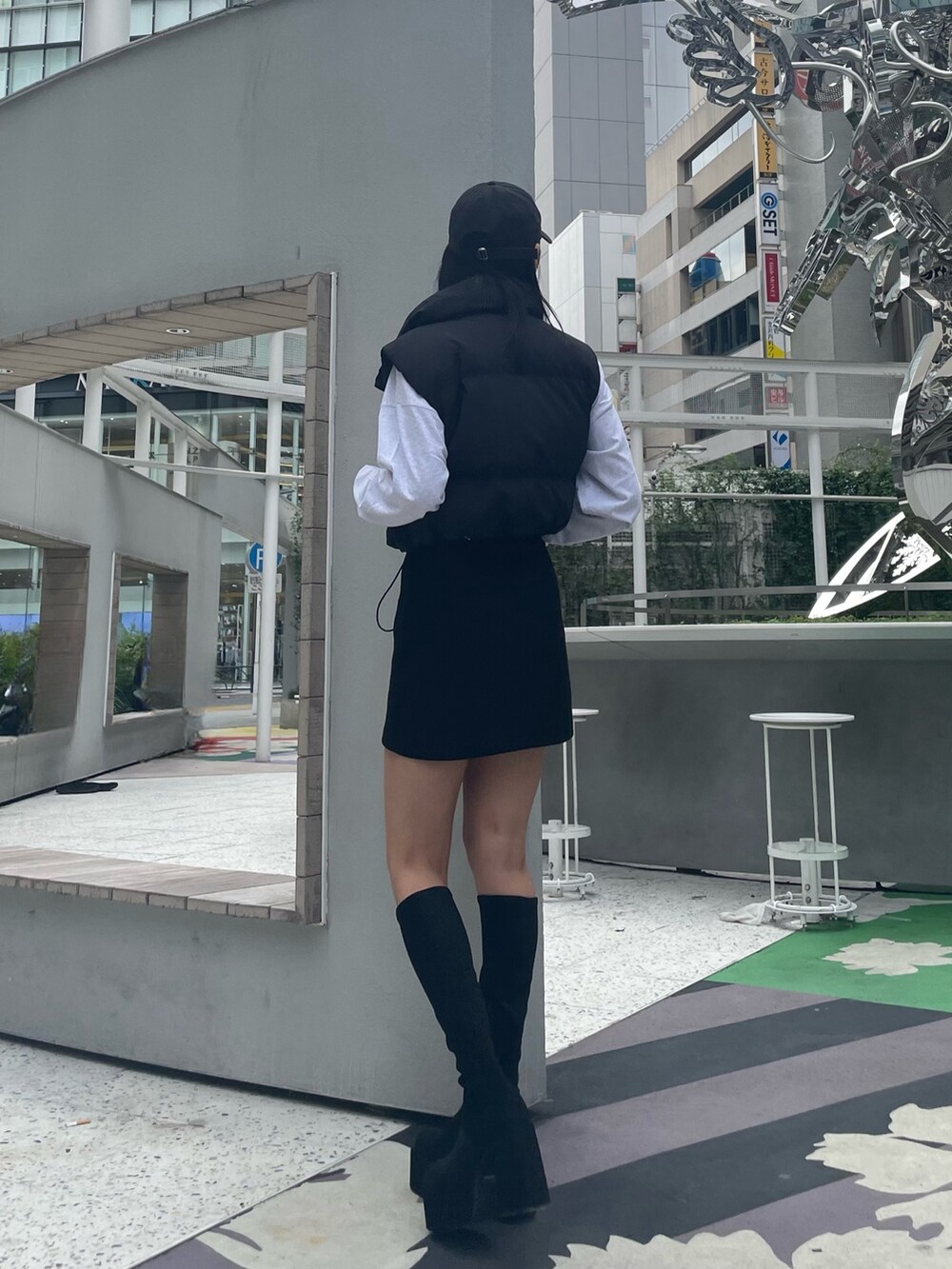 ブラック系のスカート、その他のブーツ、グレー系のTシャツ/カットソーを着用したレディースの秋コーディネートの3枚目の写真