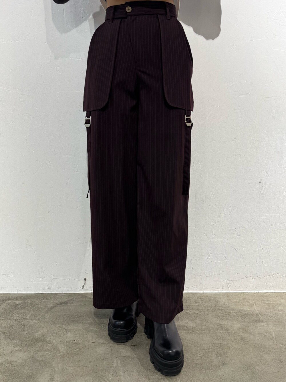 ブラック系のニット/セーター、ブラウン系のその他パンツ、ブラック系のハンドバッグを着用したレディースの秋コーディネートの5枚目の写真