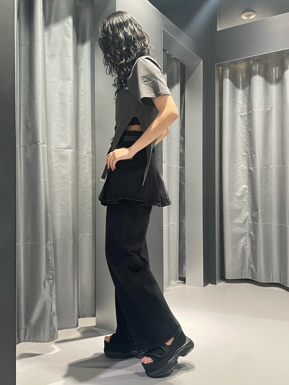 グレー系のTシャツ/カットソー、ブラック系のデニムスカート、ブラック系のデニムパンツを着用したレディースの春コーディネートの2枚目の写真