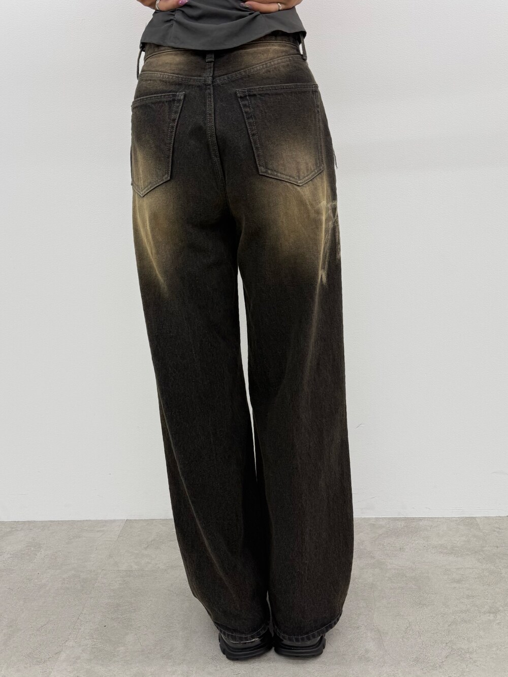 ブラック系のデニムパンツ、ブラック系のサンダル、シルバー系のネックレスを着用したレディースの夏コーディネートの9枚目の写真