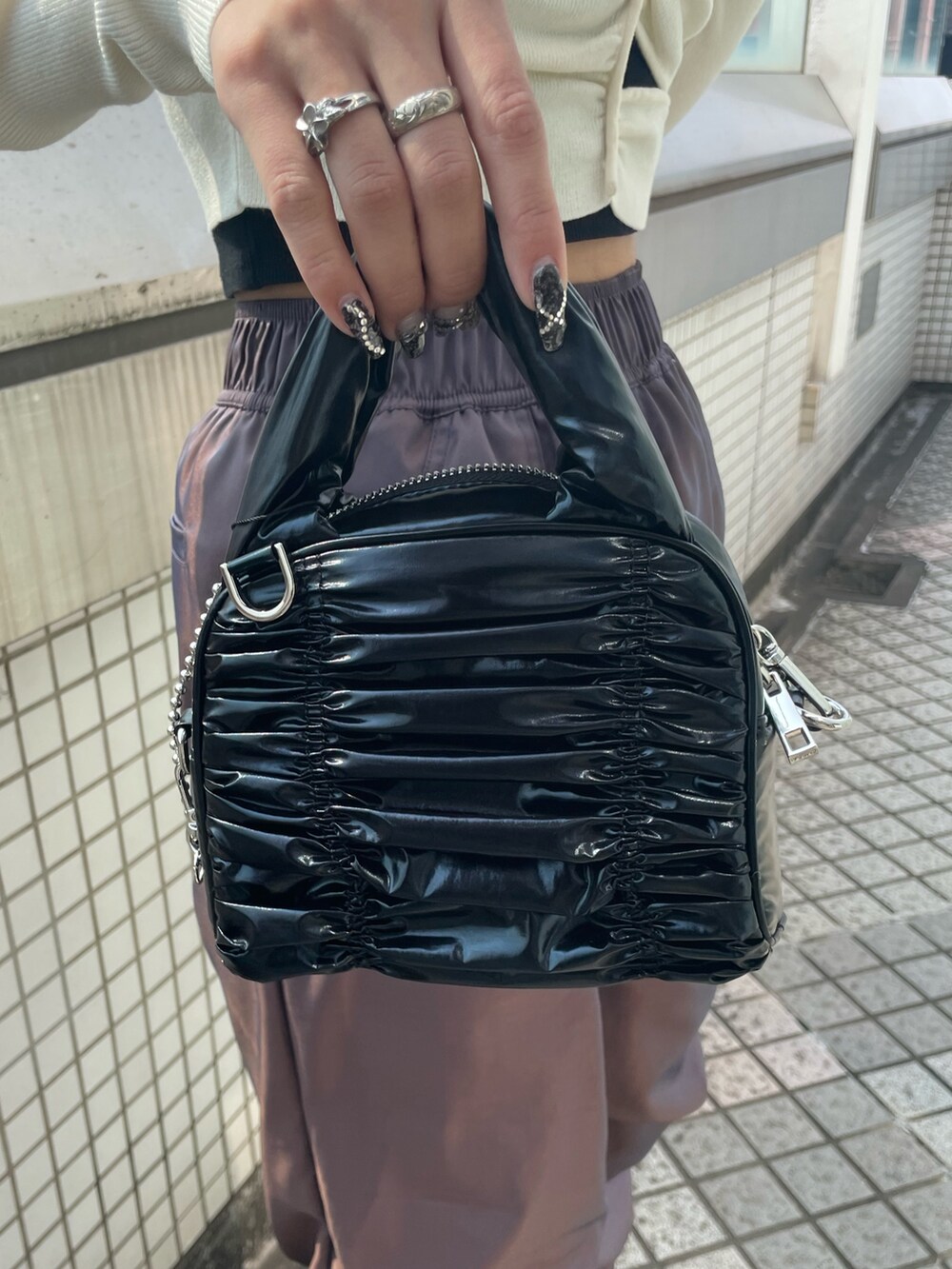 ホワイト系のニット/セーター、ブラック系のTシャツ/カットソー、ブラウン系のその他パンツを着用したレディースの春コーディネートの10枚目の写真