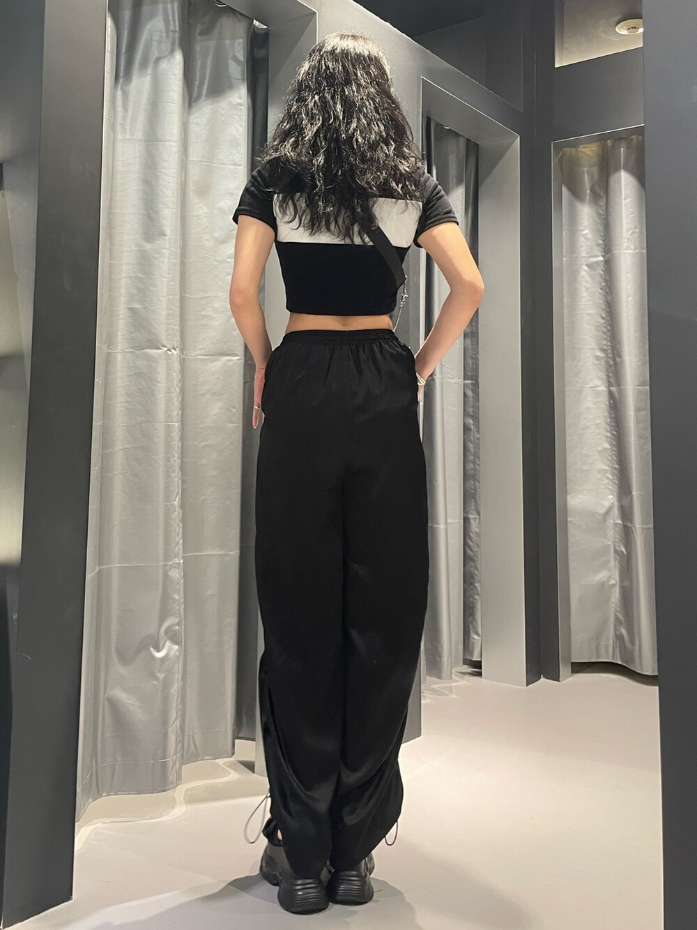 ブラック系のTシャツ/カットソー、ブラック系のハンドバッグ、ブラック系のその他パンツを着用したレディースの春コーディネートの3枚目の写真