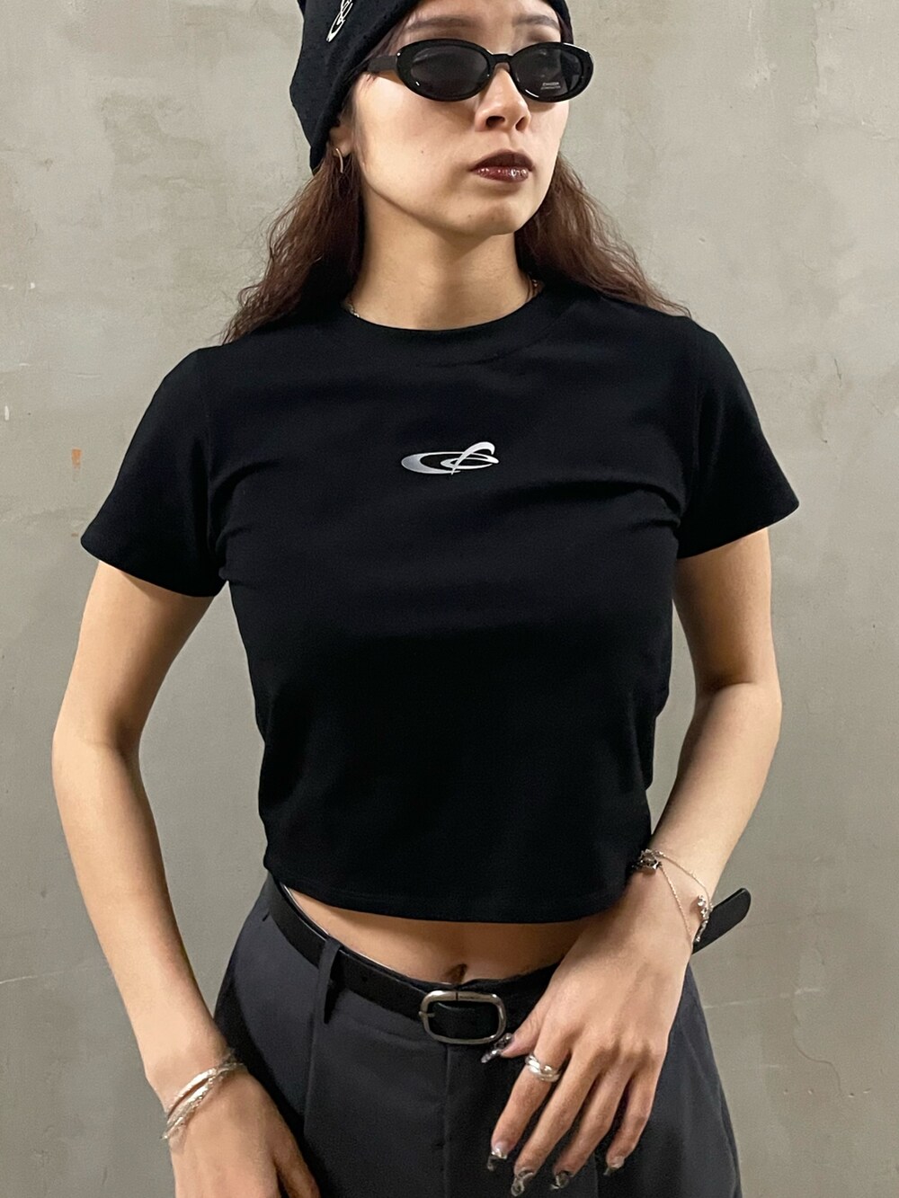 ブラック系のTシャツ/カットソー、グレー系のその他パンツ、ブラック系のスニーカーを着用したレディースの春コーディネートの4枚目の写真