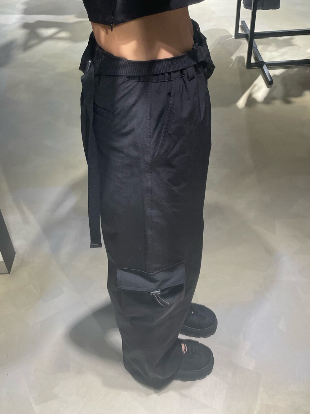 ブラック系のその他パンツ、ブラック系のサンダル、グレー系のTシャツ/カットソーを着用したレディースの春コーディネートの7枚目の写真