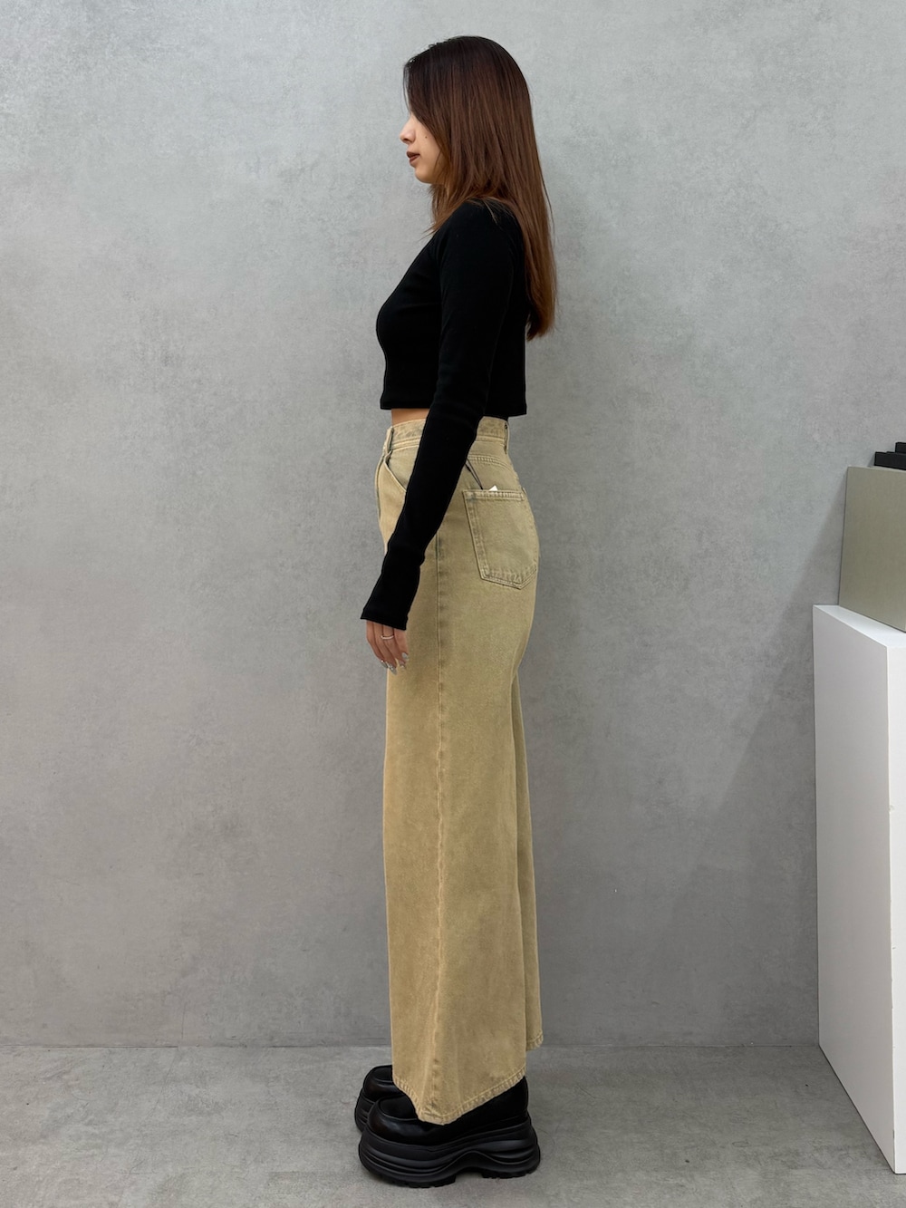 ブラック系のTシャツ/カットソー、ベージュ系のデニムパンツ、ブラック系のローファーを着用したレディースの冬コーディネートの2枚目の写真