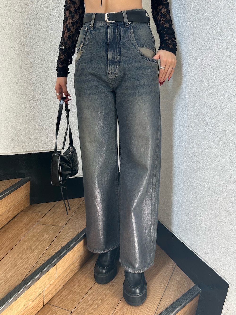 ブラック系のTシャツ/カットソー、ブラック系のキャミソール、ブルー系のデニムパンツを着用したレディースの秋コーディネートの6枚目の写真