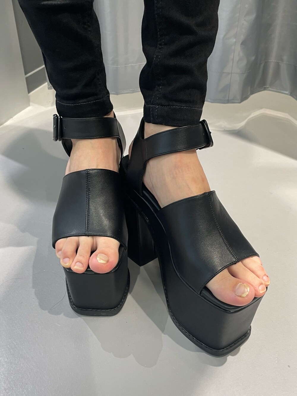 グレー系のTシャツ/カットソー、ブラック系のデニムスカート、ブラック系のショルダーバッグを着用したレディースの春コーディネートの9枚目の写真