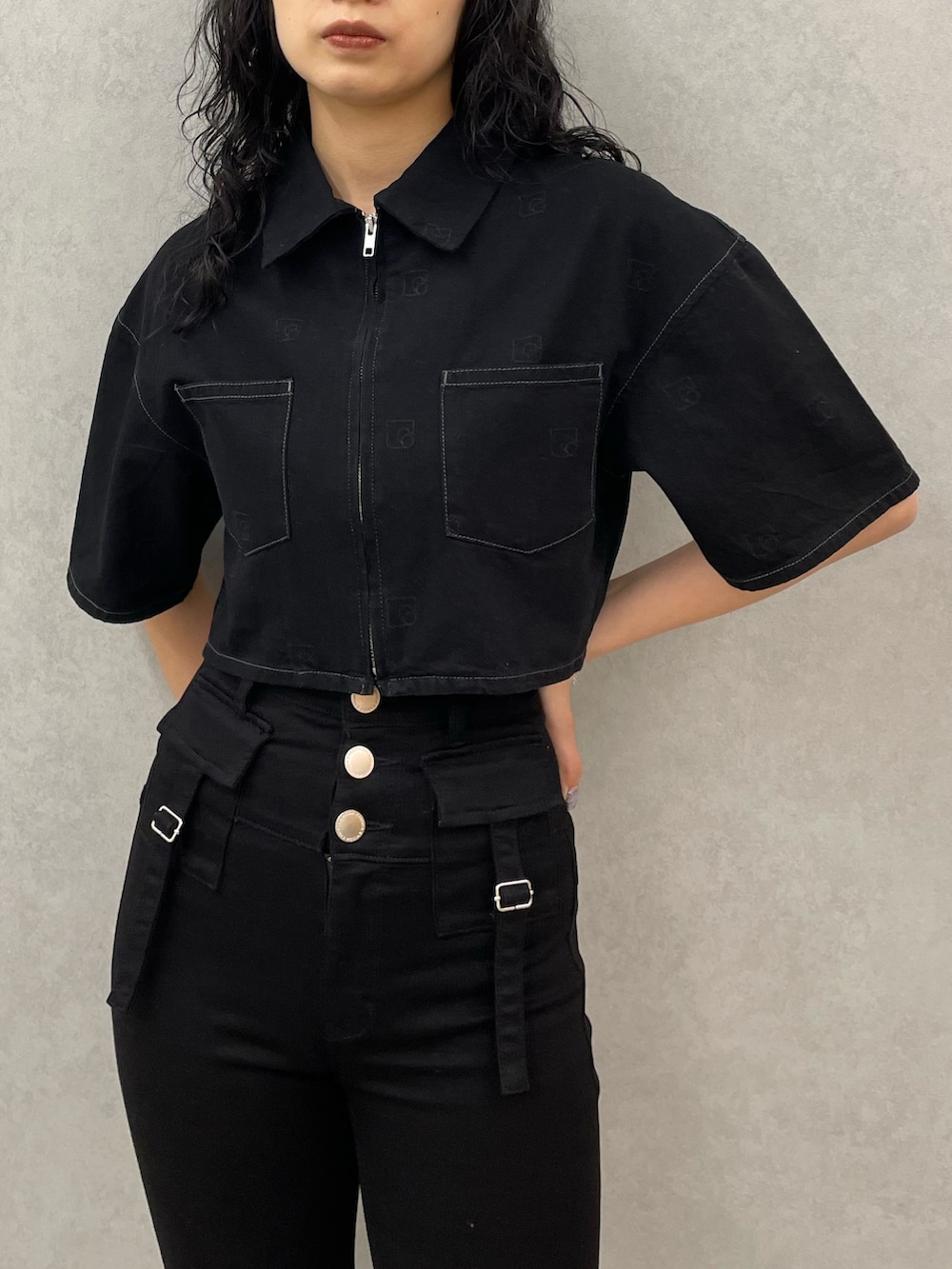 ブラック系のシャツ/ブラウス、ブラック系のデニムパンツ、ブラック系のサンダルを着用したレディースの夏コーディネートの4枚目の写真