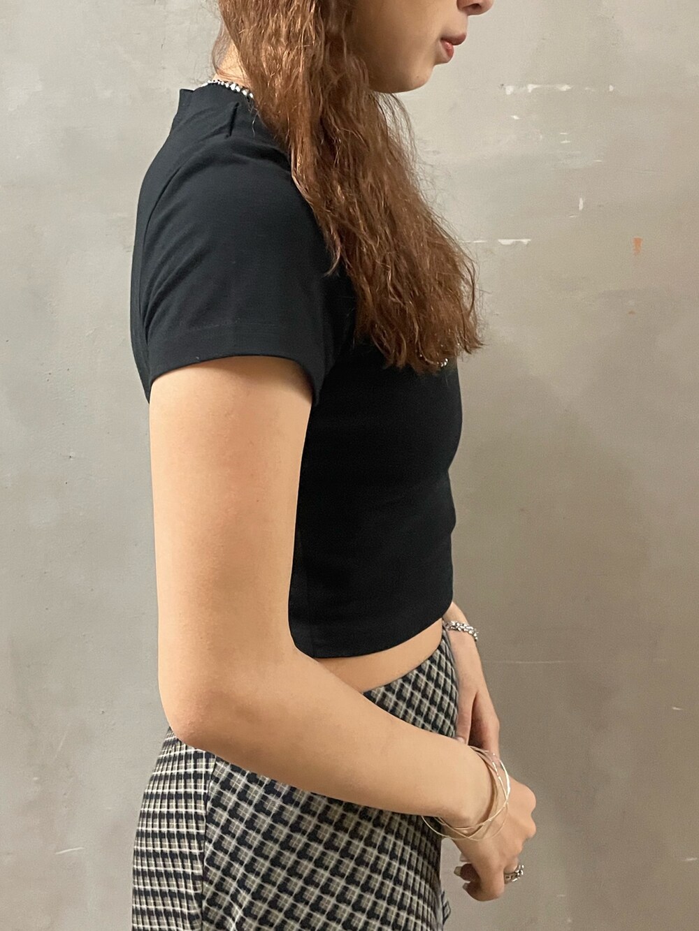 ブラック系のTシャツ/カットソー、その他のスカート、ブラック系のサンダルを着用したレディースの春コーディネートの5枚目の写真