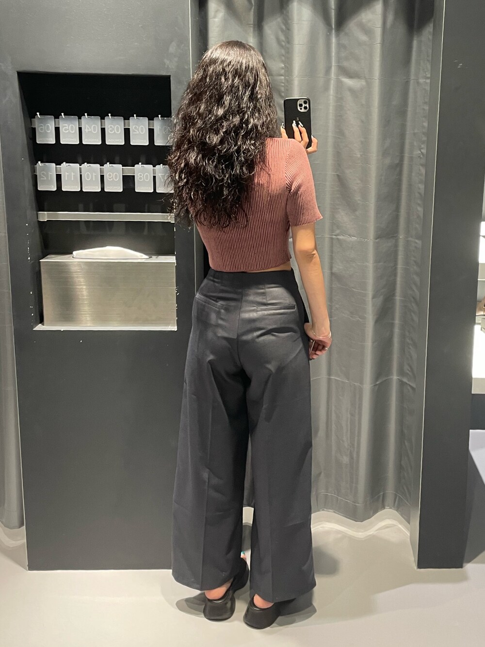 ピンク系のニット/セーター、グレー系のその他パンツ、ブラック系のサンダルを着用したレディースの夏コーディネートの3枚目の写真