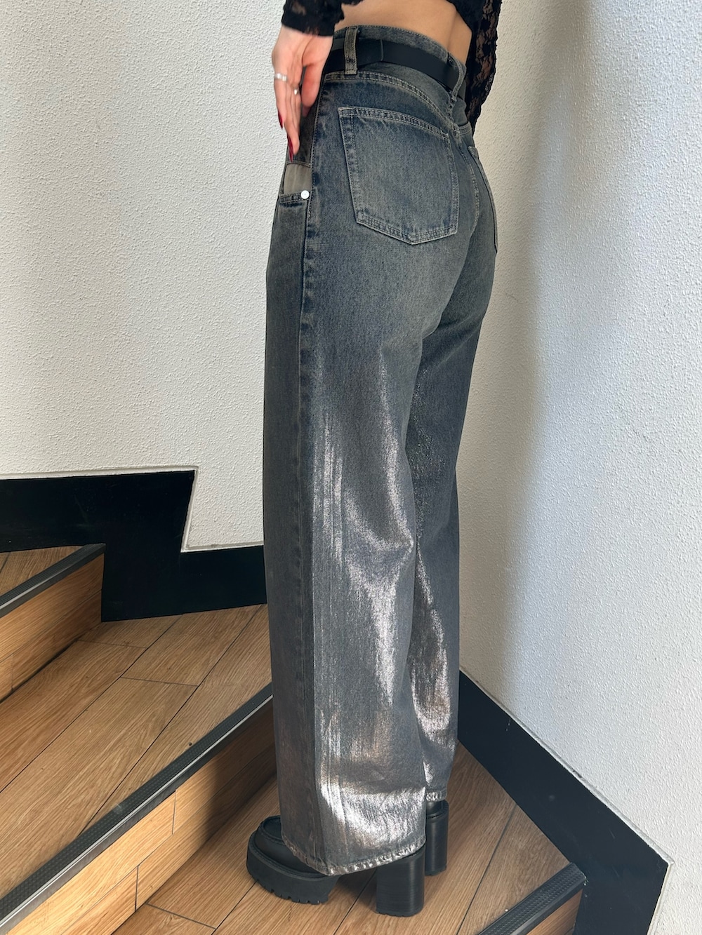 ブラック系のTシャツ/カットソー、ブラック系のキャミソール、ブルー系のデニムパンツを着用したレディースの秋コーディネートの7枚目の写真