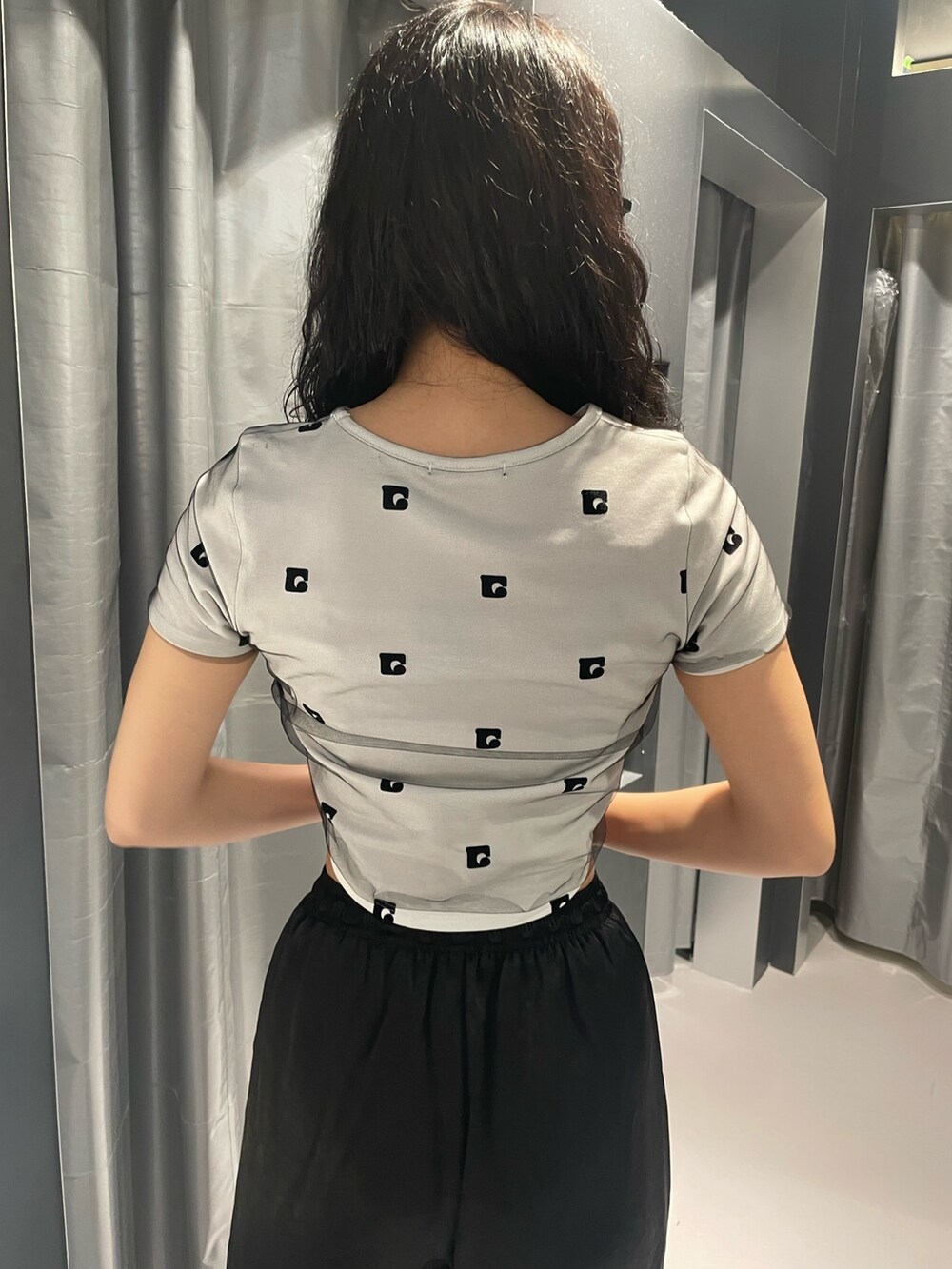 ホワイト系のTシャツ/カットソー、ブラック系のその他パンツ、ブラック系のサンダルを着用したレディースの春コーディネートの6枚目の写真