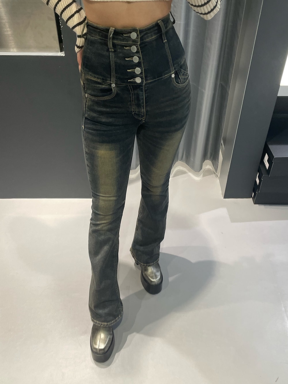 ブルー系のニット/セーター、ブルー系のデニムパンツ、ブラック系のショルダーバッグを着用したレディースの冬コーディネートの6枚目の写真