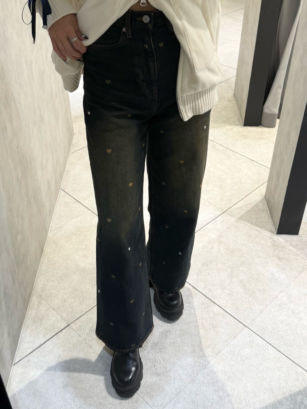 ブラウン系のその他アウター、ブルー系のデニムパンツ、ブラック系のブーツを着用したレディースの秋コーディネートの6枚目の写真